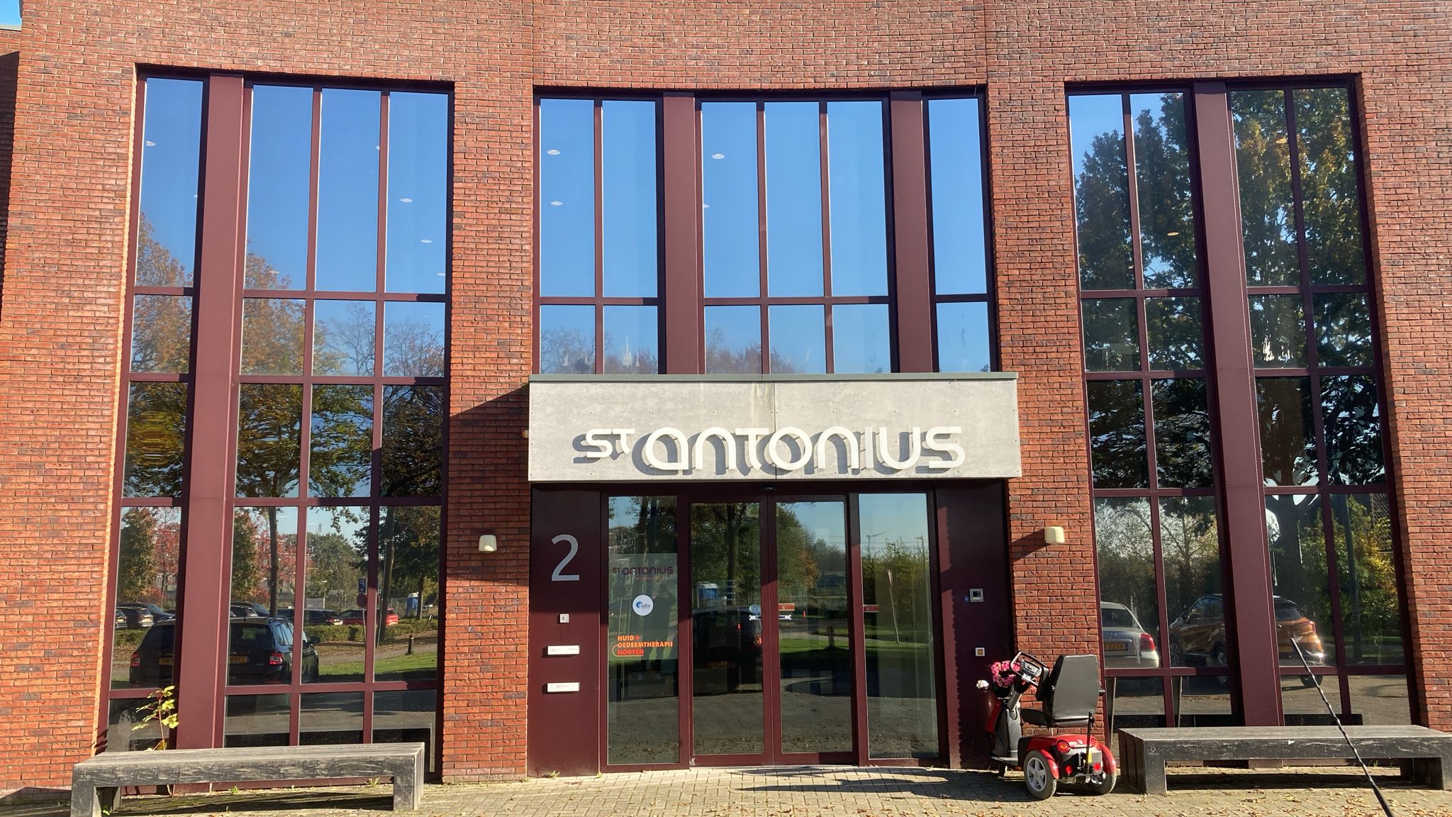 Ingang St.Antonius polikliniek Houten